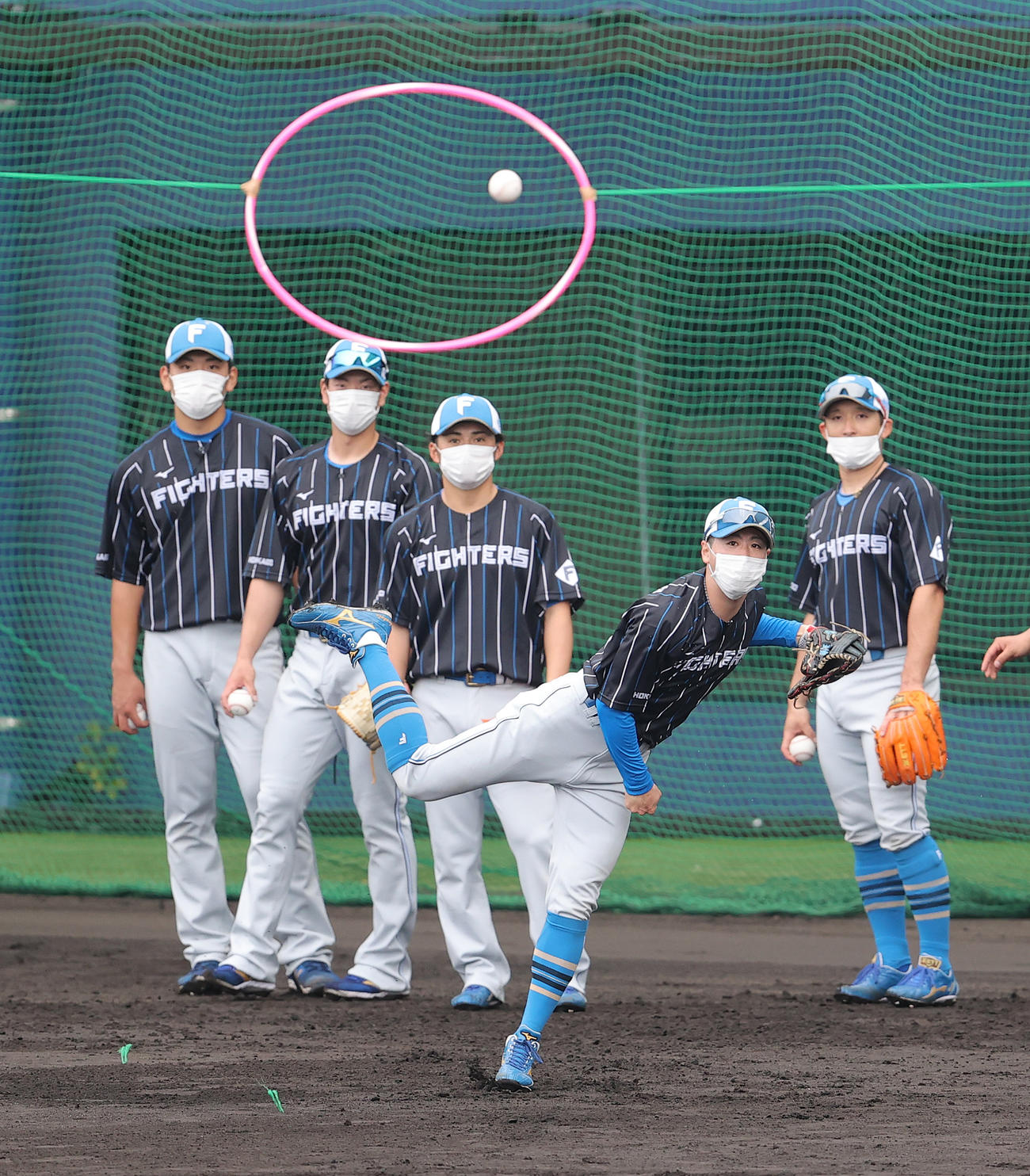 フラフープの間にボールを通す日本ハム五十幡（手前）（撮影・河野匠）