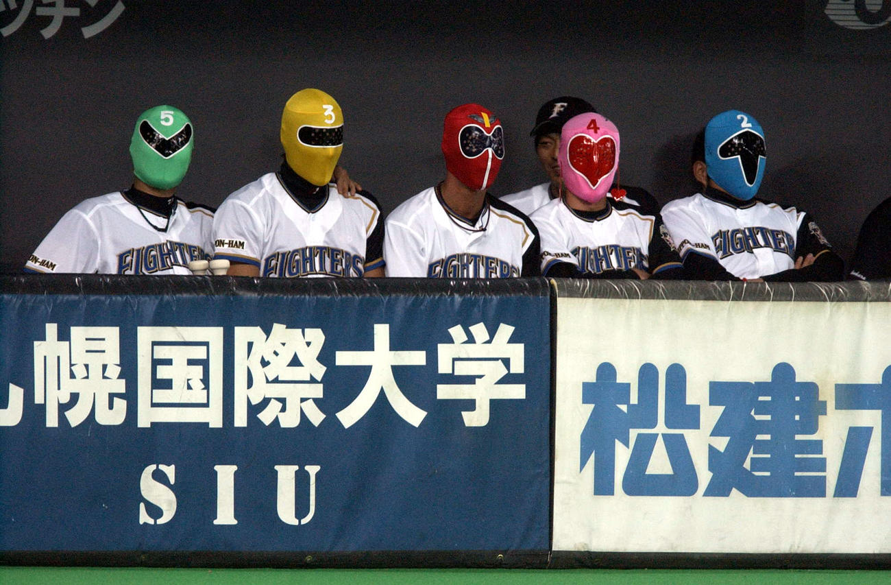 04年9月、ダイエー戦でシートノックを終えた、左から坪井、SHINJO、森本、石本、島田はゴレンジャーのマスクをしたままベンチに並んで座る