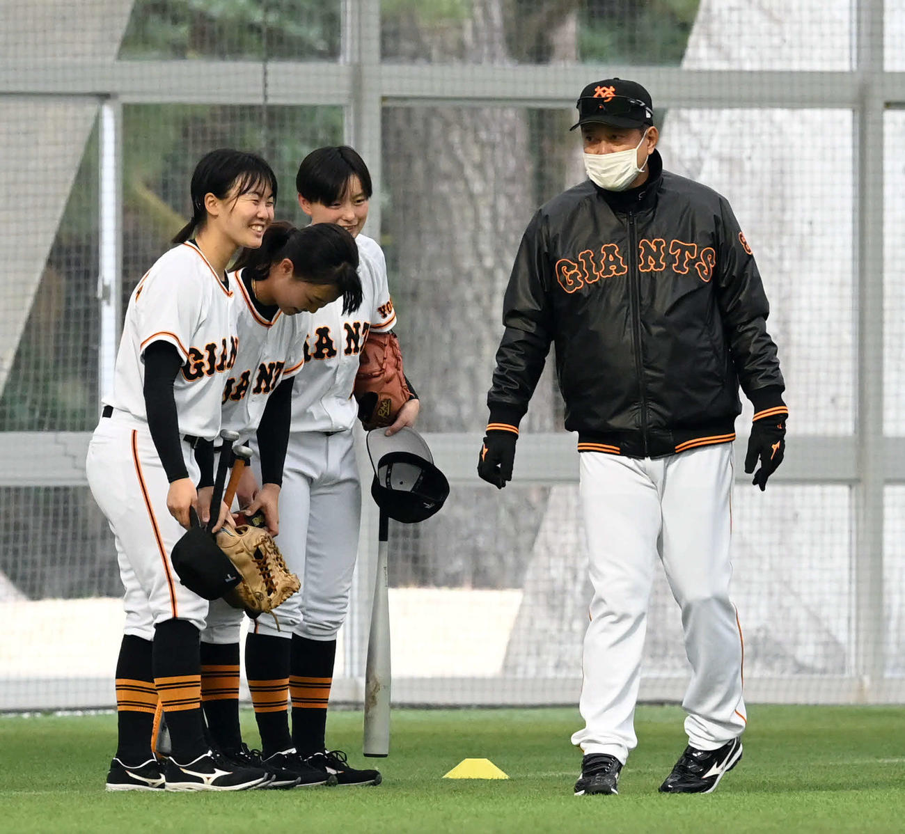 S班の練習に参加した女子野球チームに声をかけ、笑顔を見せる巨人原監督（右）（撮影・たえ見朱実）