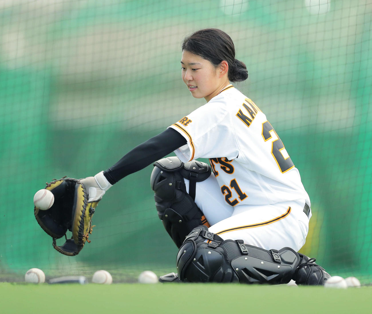捕手練習する金満（撮影・河田真司）