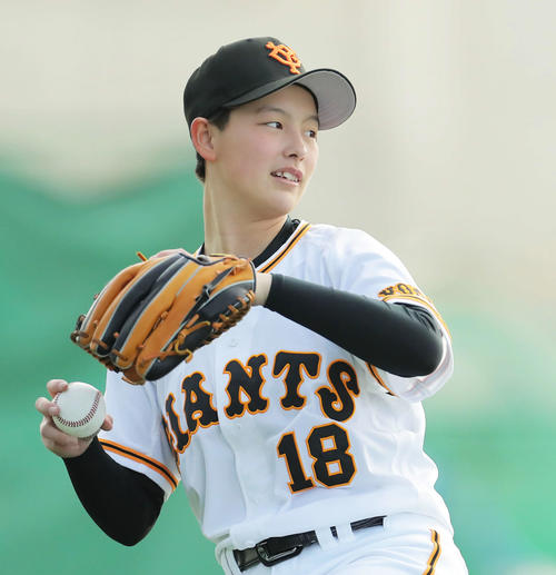 キャッチボールする吉安(撮影・河田真司)