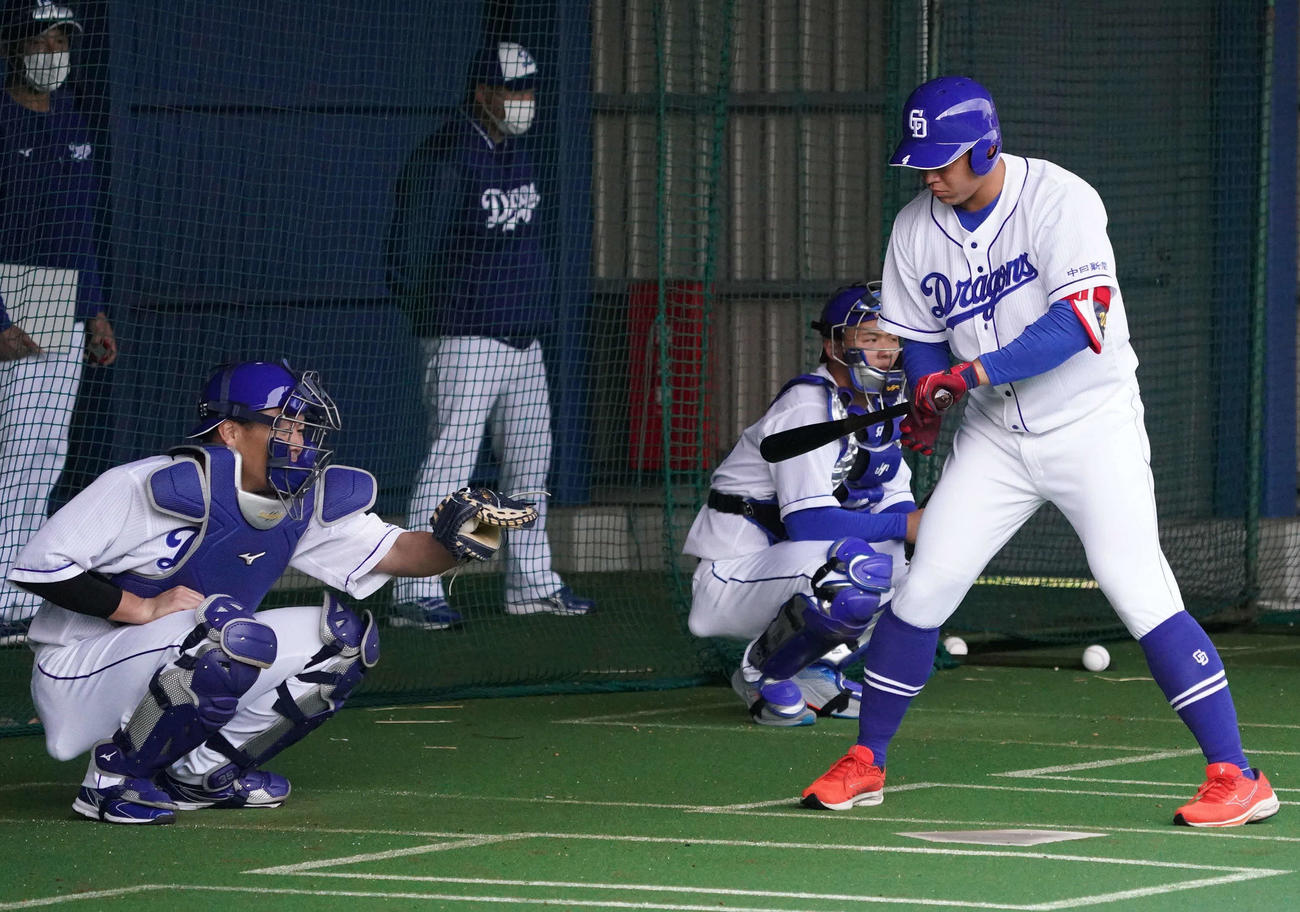 3日、ブルペンでボールを受ける中日木下（左）