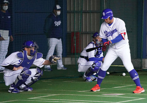 3日、ブルペンでボールを受ける中日木下（左）