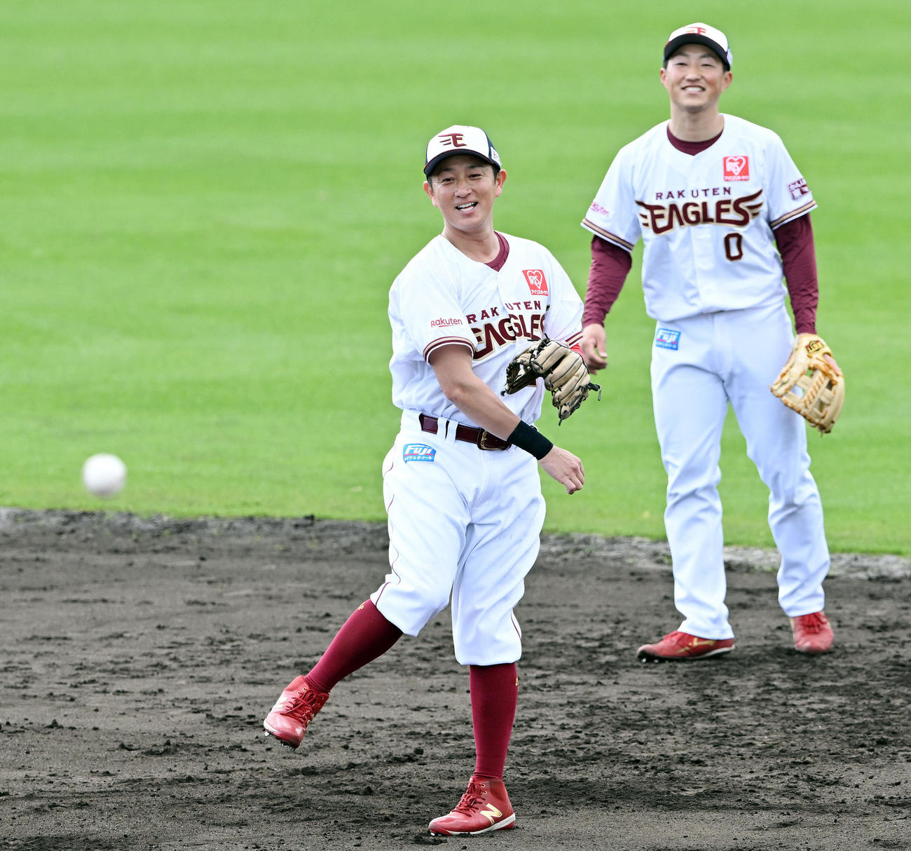 笑顔でノックを受ける楽天川島（手前）と小深田（2022年2月6日撮影）