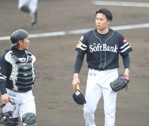 田中正義(右)は投げ終え、甲斐と話をする(撮影・梅根麻紀)