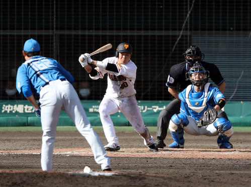 巨人対日本ハム　9回裏巨人無死一、二塁、2点適時二塁打を放つ中山。投手望月（撮影・狩俣裕三）