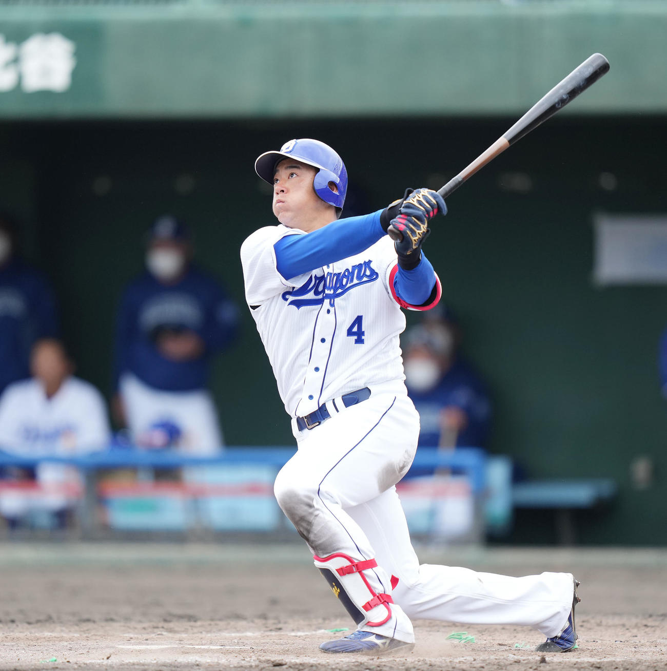 中日対日本ハム　5回裏中日1死一塁、左越え2点本塁打を放つ鵜飼（撮影・鈴木みどり）