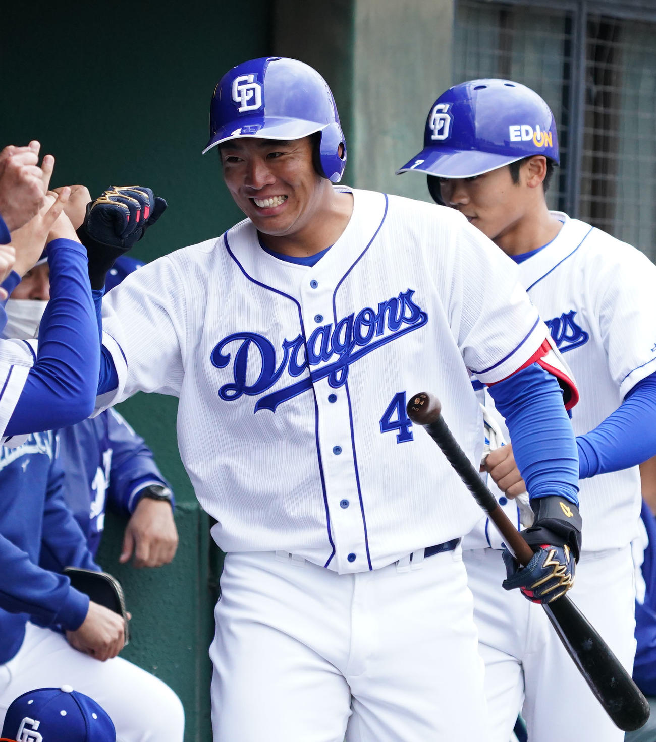 練習試合中日対日本ハム　5回裏中日1死一塁、左越え2点本塁打を放ちナインに迎えられる鵜飼（中央）（撮影・森本幸一）