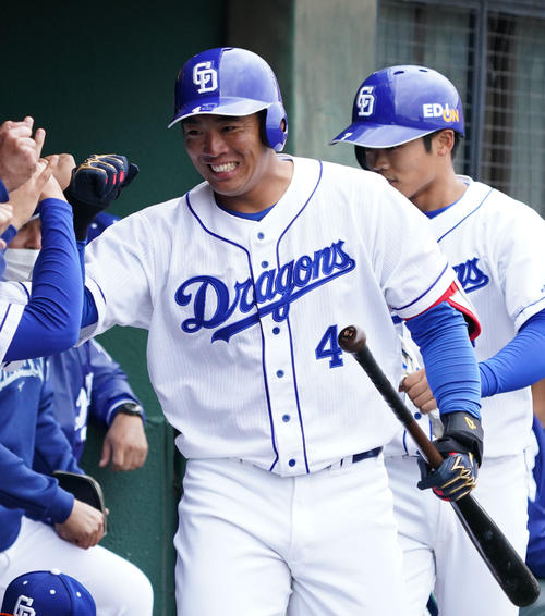 練習試合中日対日本ハム　5回裏中日1死一塁、左越え2点本塁打を放ちナインに迎えられる鵜飼（中央）（撮影・森本幸一）