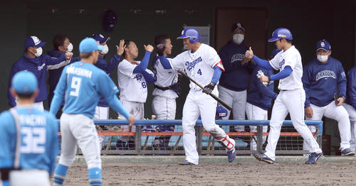 中日対日本ハム　5回裏中日1死一塁、鵜飼は左越え2点本塁打を放ちチームメートに出迎えられる（撮影・佐藤翔太）