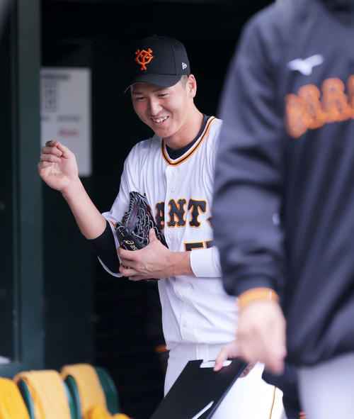巨人対ロッテ　8回裏を終え、ベンチに戻り笑顔を見せる巨人秋広（撮影・河田真司）