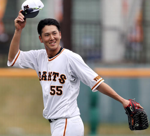 ノックで笑顔を見せる巨人秋広(22年2月16日撮影)