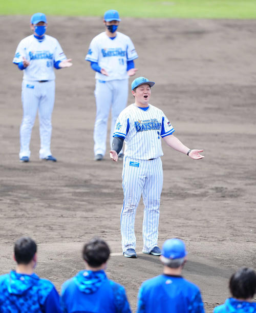 2月25日、春季キャンプの手締めで声出しするDeNA牧