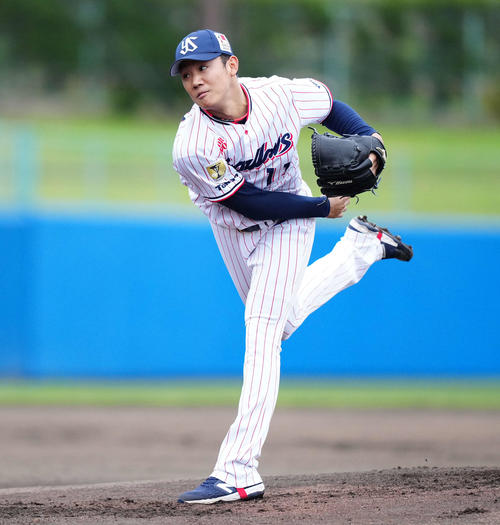 2月20日、ロッテとの練習試合で先発するヤクルト奥川