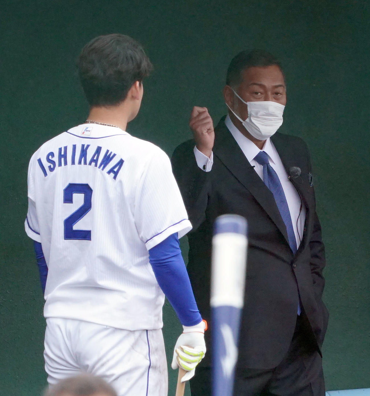 石川昂（左）に話をする清原氏（右）（22年2月22日撮影）