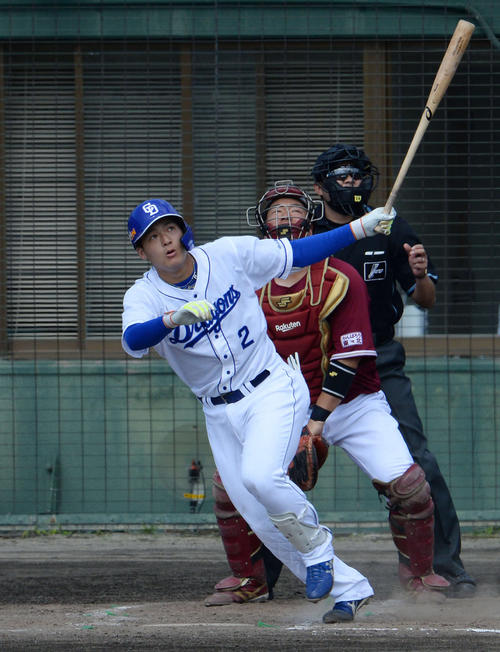 2月、楽天とのオープン戦で2点本塁打を放つ中日石川昂