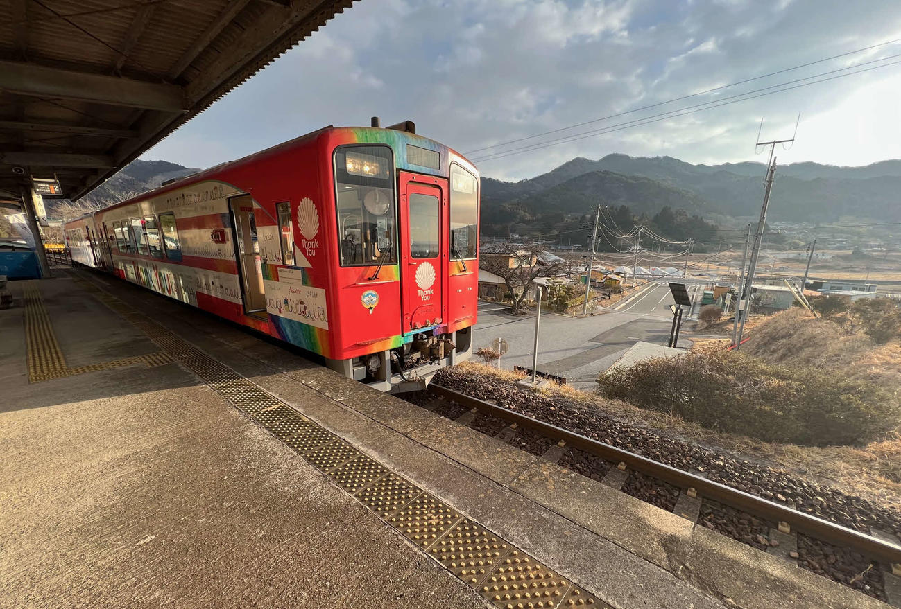 三陸鉄道の三陸駅。駅からまっすぐ歩くとど根性ポプラが立つ（撮影・金子真仁）