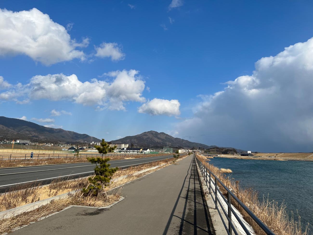 陸前高田の海沿い。かつて写真右側には高田松原があった。現在は左側に新しい野球場が（撮影・金子真仁）