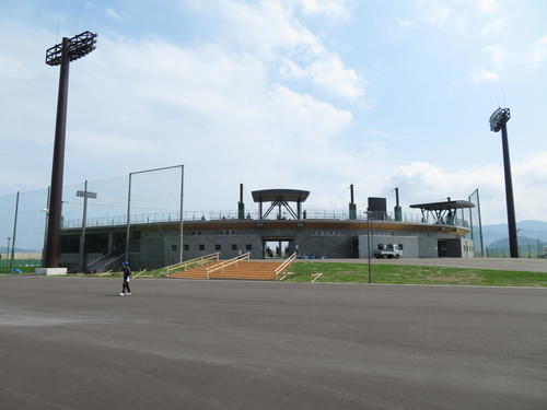 陸前高田市に20年夏に完成した「奇跡の一本松球場」(21年3月撮影)
