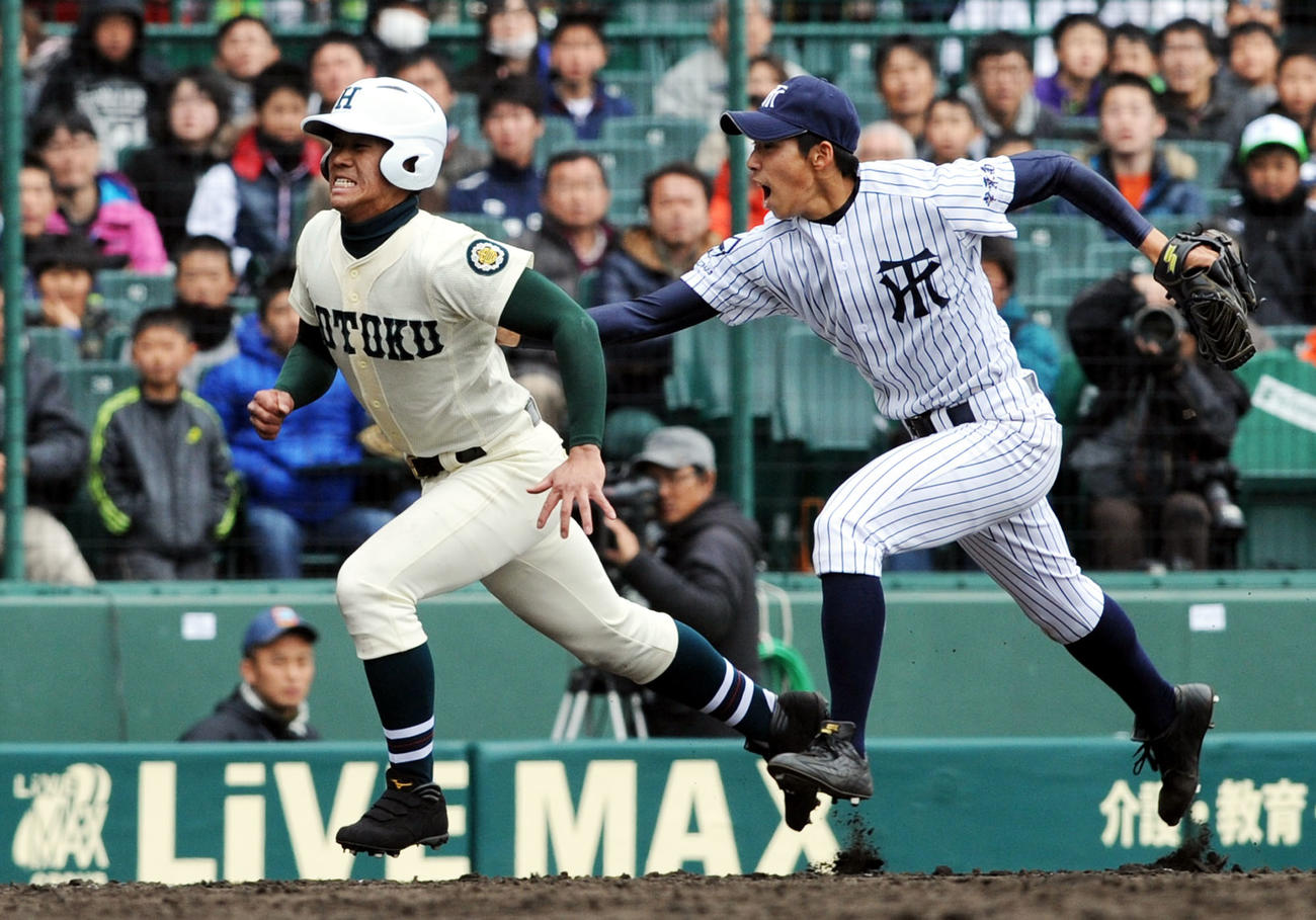第85回選抜高校野球選手権大会　報徳学園対常葉菊川　9回裏報徳1死二、三塁、山口の右犠飛で二塁走者片浜は三本間に挟まれタッチアウト、三塁手大西（2013年3月27日撮影）