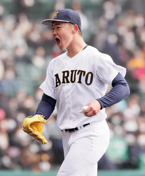 5回裏を抑え、ほえながらベンチに戻る鳴門・冨田（撮影・野上伸悟）