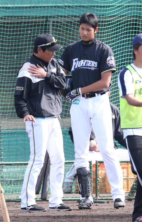 13年2月、広島との試合前に栗山監督（左）からアドバイスを受ける日本ハム大谷