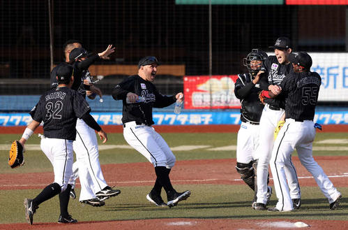 4月10日、オリックス戦で完全試合を達成してチームメートから祝福されるロッテ佐々木朗(右から2人目)