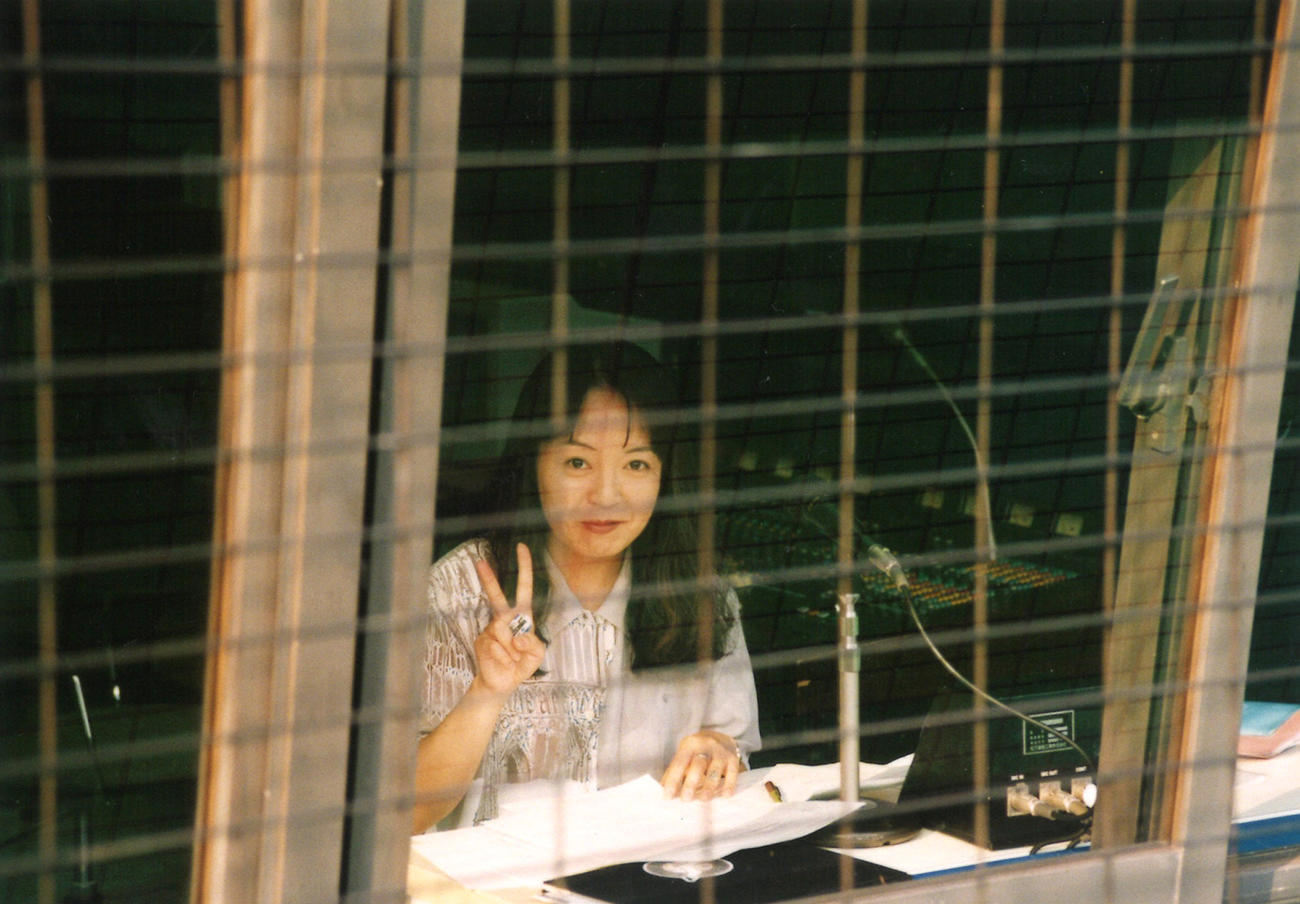 95年頃、マリンの放送席でアナウンスする谷保恵美さん（谷保さん提供）
