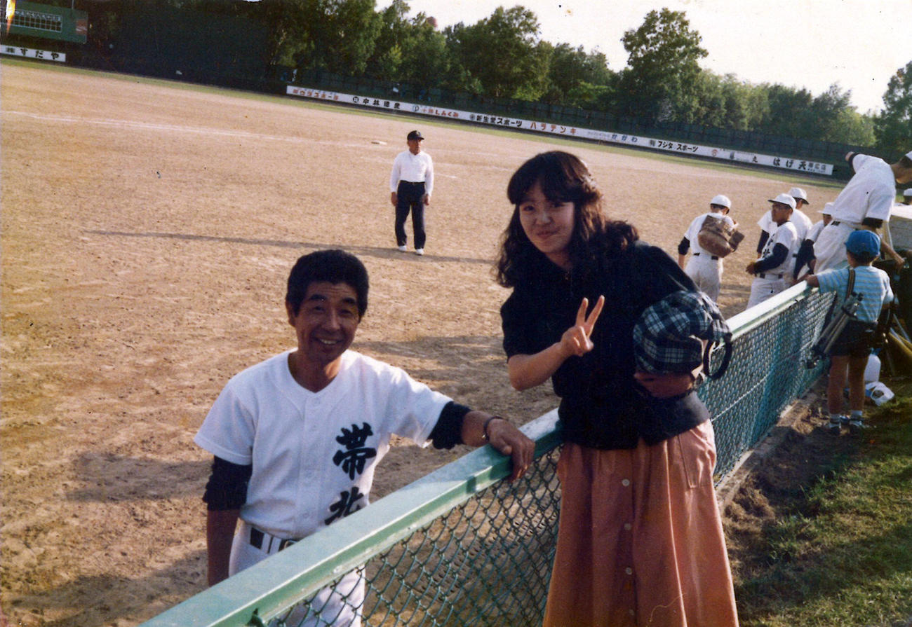 86年頃、ロッテ谷保恵美さんと父直政さん（谷保さん提供）