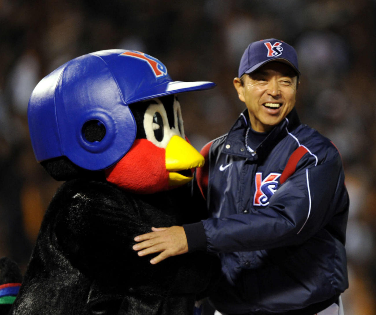 11年10月、CSファイナル進出を決めたヤクルト小川淳司監督と抱き合うつば九郎