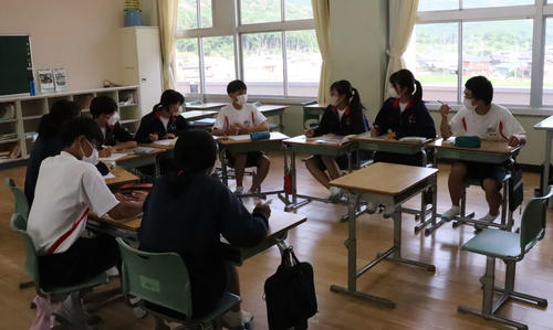 机をコの字形に並べ、先輩である巨人大勢について思いを発表する多可町立八千代中の生徒会の生徒9人(撮影・小早川宗一郎)