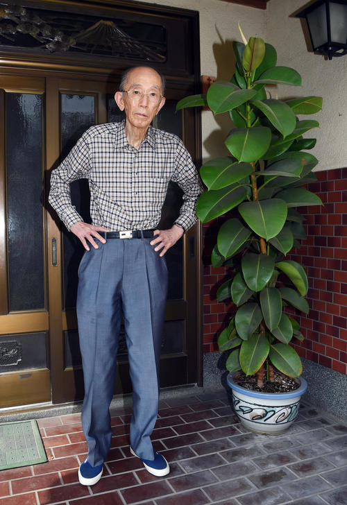 持ち帰った甲子園の土を自宅のゴムの木の鉢に入れた福嶋一雄さん（17年撮影）