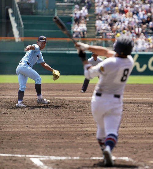 高松商対近江　3回表高松商1死一塁、浅野（右）に中越え2点本塁打を浴びる山田（撮影・横山健太）