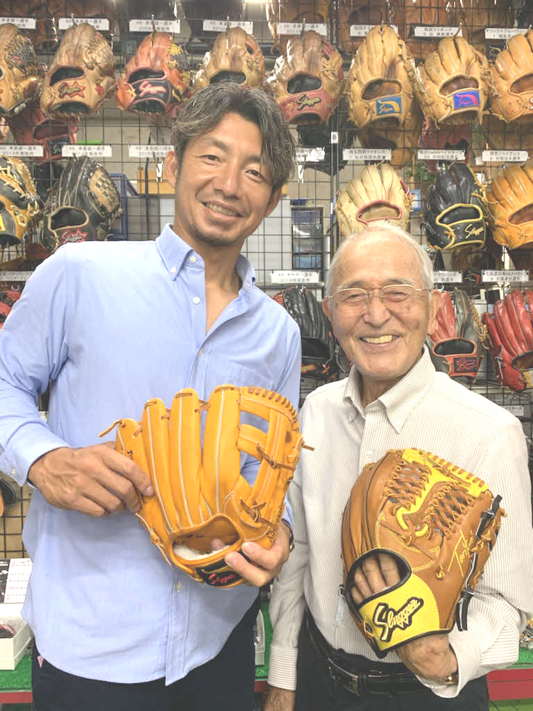 鳥谷氏（左）は久保田運動具店顧問の江頭氏を訪問。同氏の90歳記念限定グラブを手に笑顔（撮影・佐井陽介）