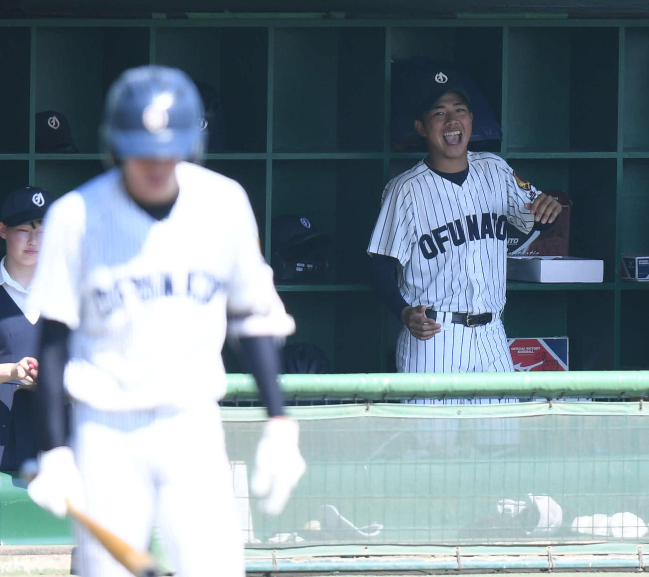 19年7月、一関工戦で今野（後方）は打席に向かう佐々木朗希を応援する