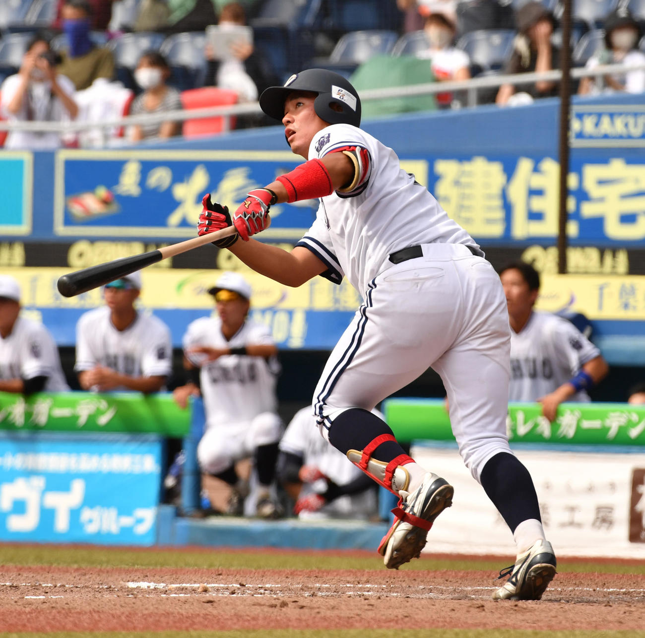 9月17日、亜大対中大　2回裏中大無死、北村は左越えに本塁打を放つ