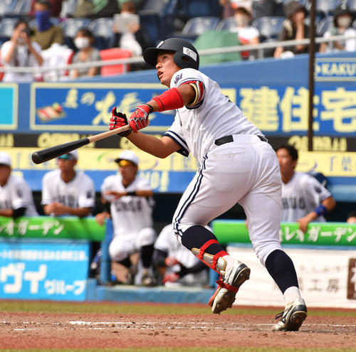 9月17日、亜大対中大　2回裏中大無死、北村は左越えに本塁打を放つ