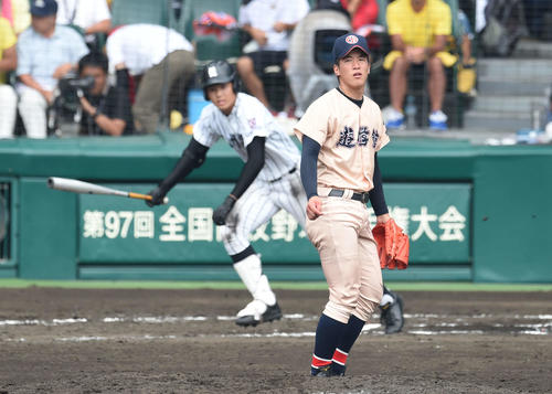 15年8月、九州学院戦の6回、村上宗隆（後方）を中飛に打ち取る遊学館・小孫