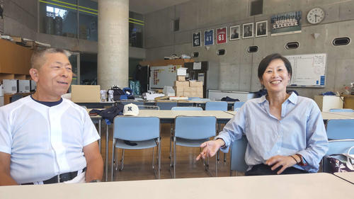 日大三・小倉監督（左）と談笑するGODAIスポーツアカデミー教頭の安藤氏（撮影・井上真）