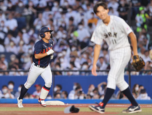 8月、高校日本代表対大学日本代表　1回表高校日本代表無死、捕邪飛に倒れた浅野。手前は大学日本代表先発の荘司