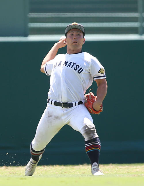 8月11日、佐久長聖戦で返球する高松商中堅手の浅野