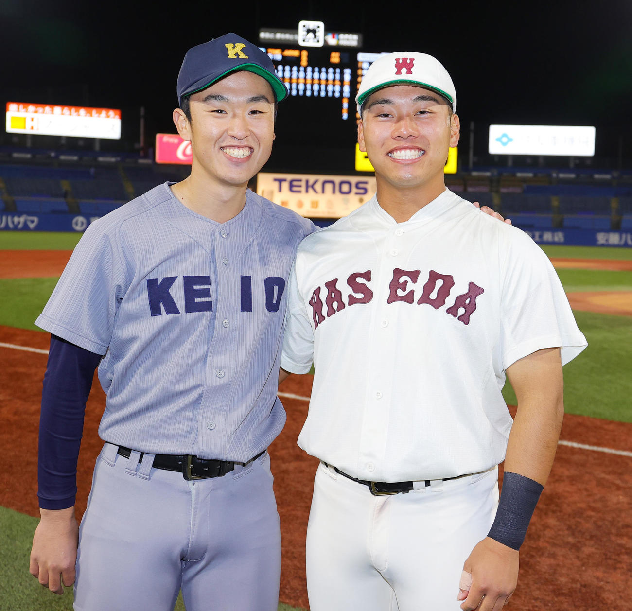 11月6日、東京6大学野球秋季リーグ戦での対戦後に早大・蛭間（右）と記念撮影する慶大・生井