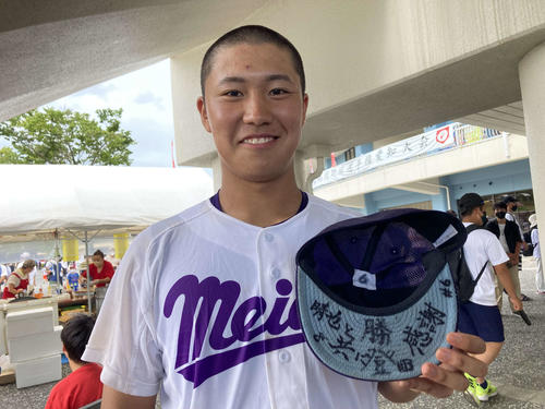 7月、帽子に他界した友人2人の名前を記す愛工大名電・伊藤