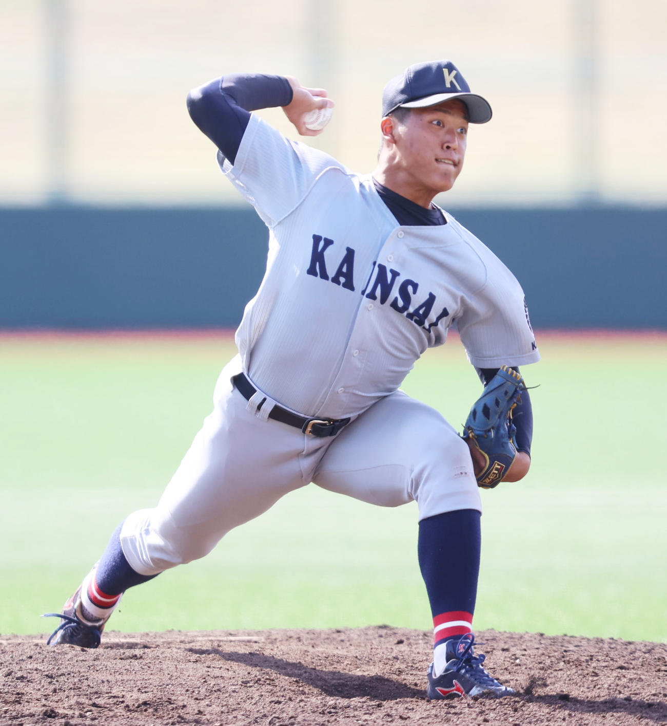 投球する関大・定本