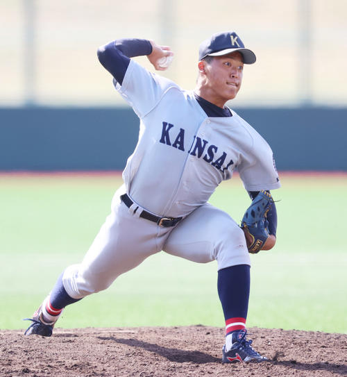 投球する関大・定本