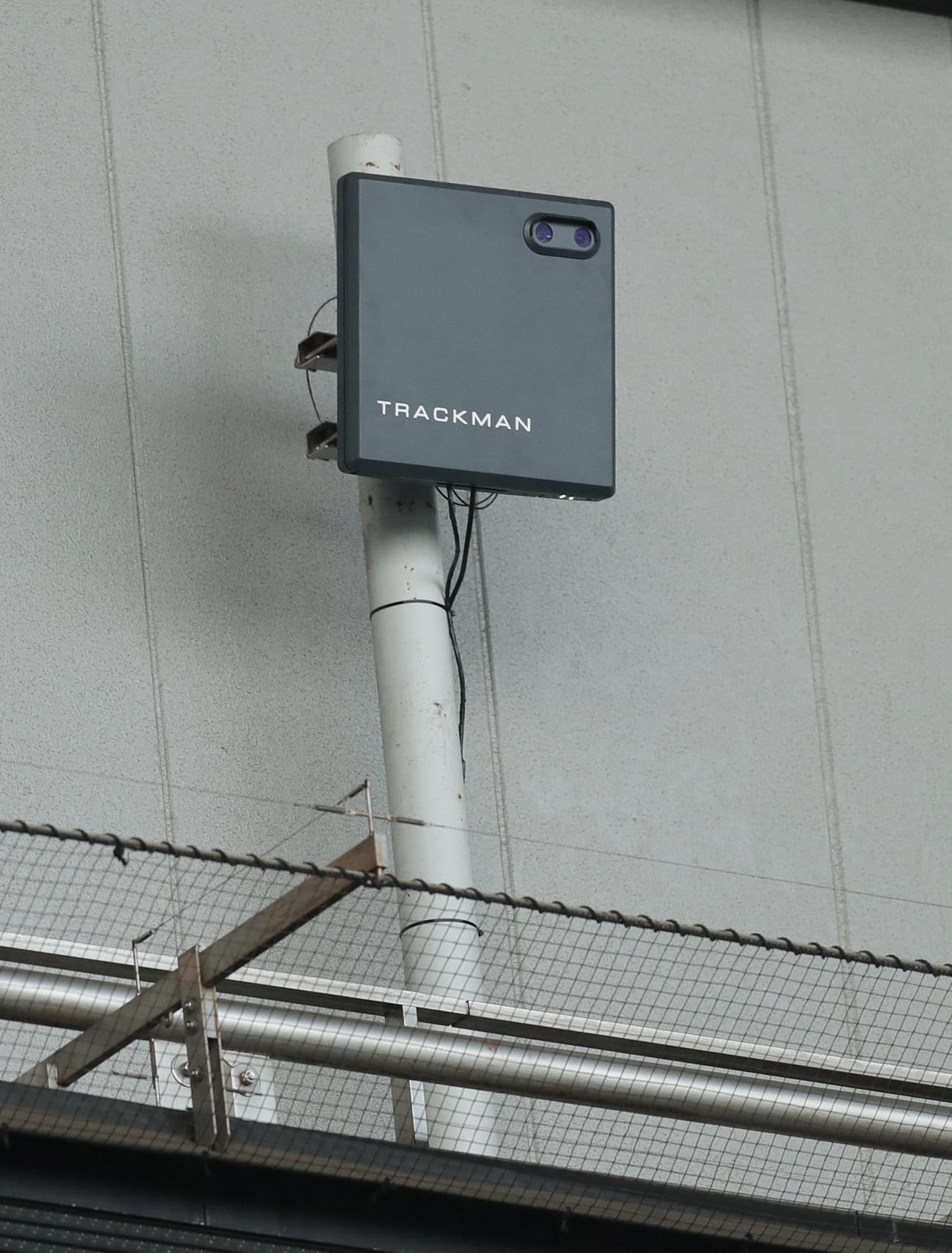 甲子園球場に設置されたトラックマン（2021年3月撮影）
