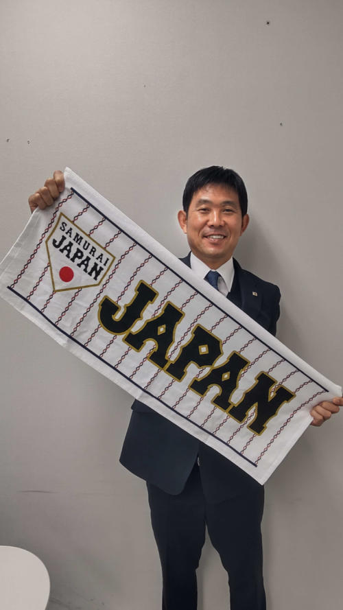 侍ジャパンにエールを送るサッカー日本代表森保監督(JFA提供)
