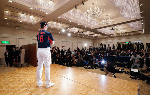 6日、侍ジャパンの代表先行発表会見で記念撮影に臨む大谷