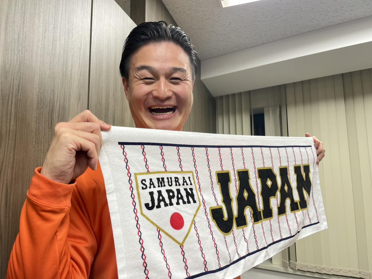 侍ジャパンにエールを送るティモンディの高岸（提供写真）