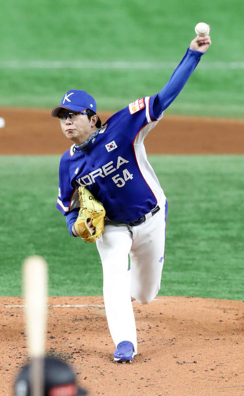 19年11月、プレミア12決勝の日本戦で先発する韓国の梁■種　※■は王ヘンに玄